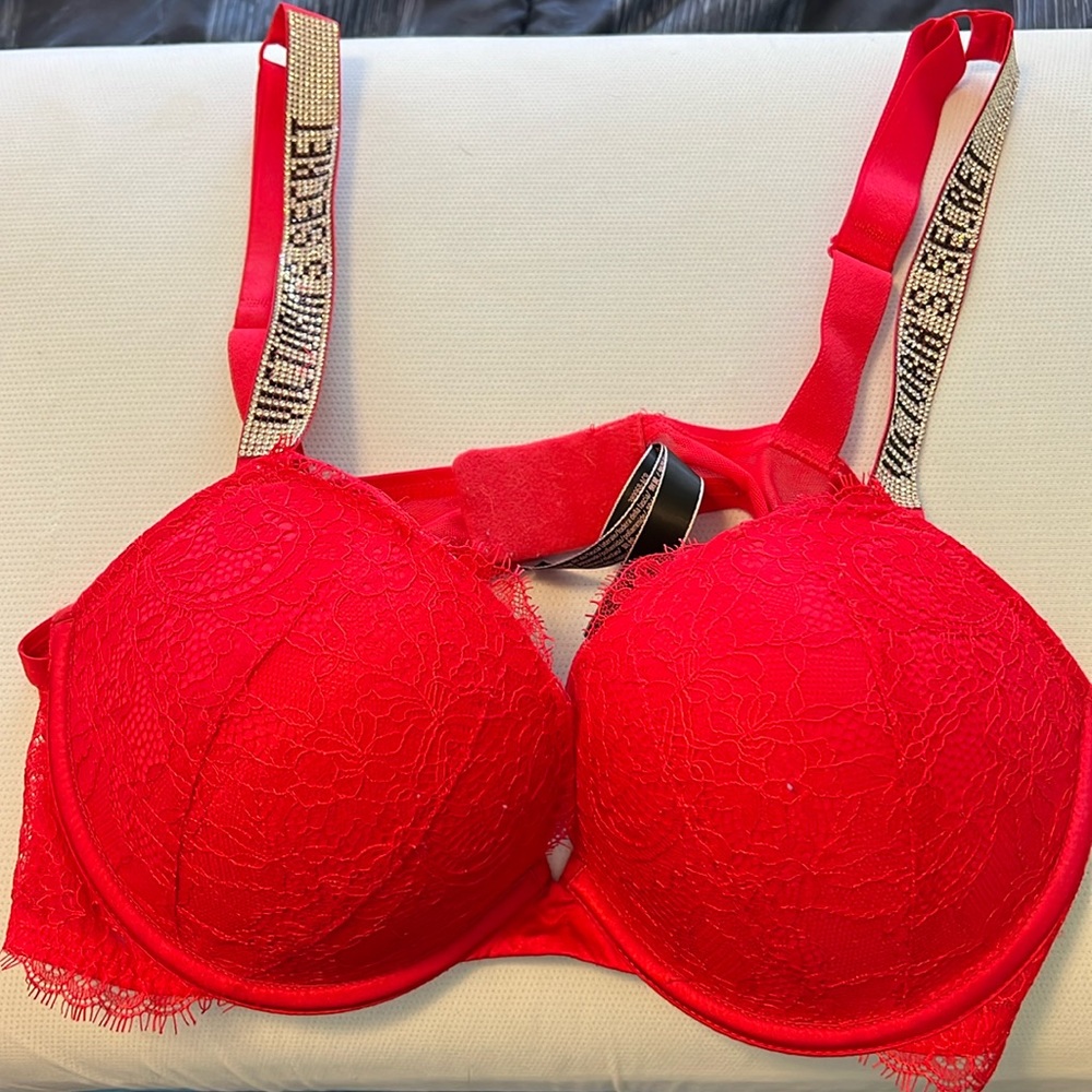 BOMBSHELL red lace push up bra!! ONLY WORN ONCE 💖